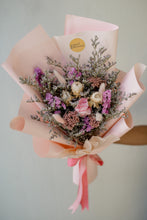 Load image into Gallery viewer, Close-up of a dried flower bouquet