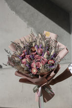 Load image into Gallery viewer, Luxury preserved roses arrangement that lasts for years, perfect for anniversaries and proposals.
